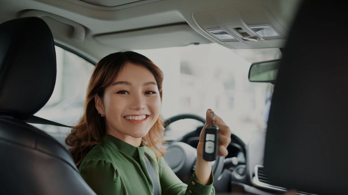 Pelanggan menerima kunci mobil rental